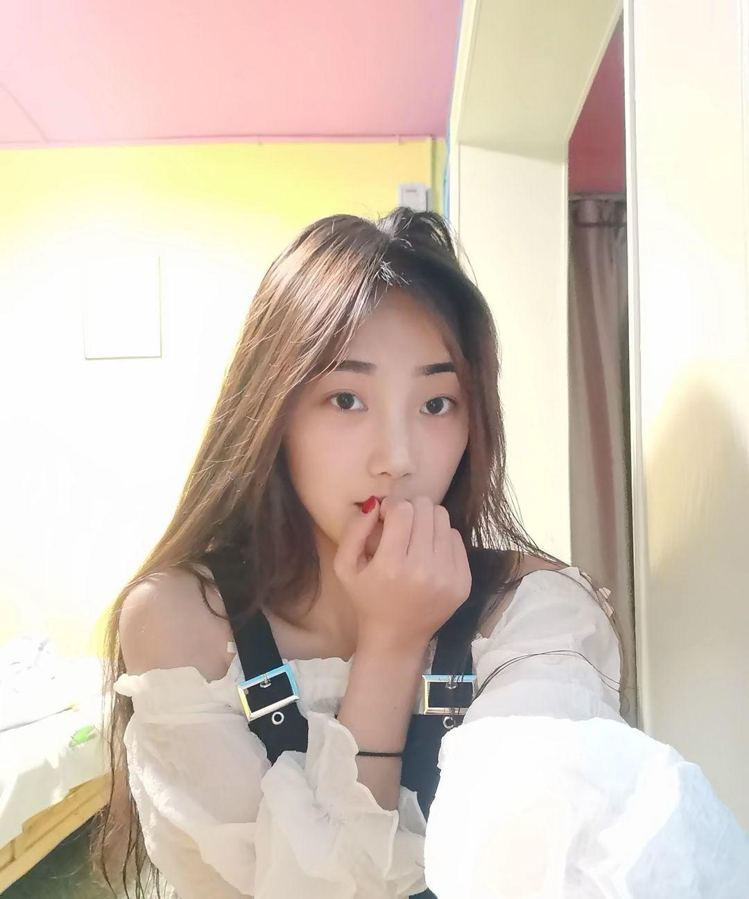 一个年轻的妹子，身材服务都很好